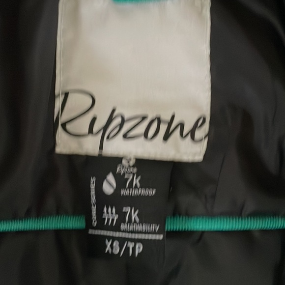 Ski and snowboard jacket - Picture 4 of 7